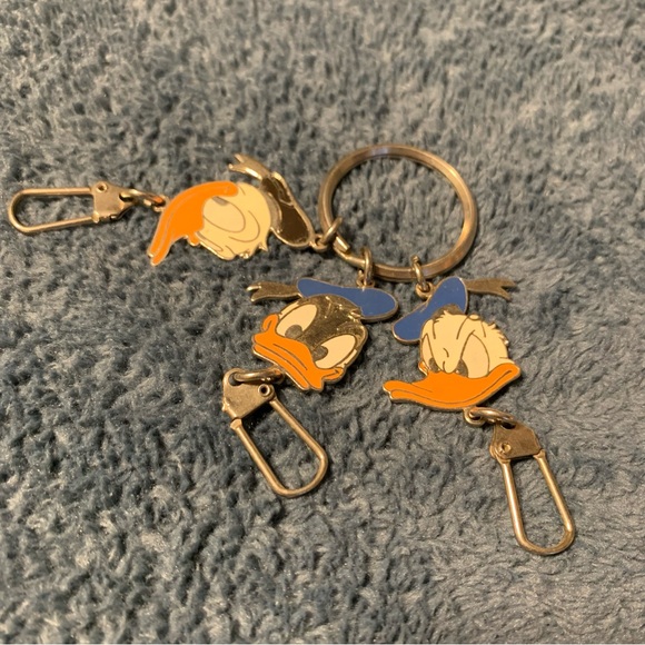 Vintage 90s Donald Duck Keychain Disney - Picture 1 of 5